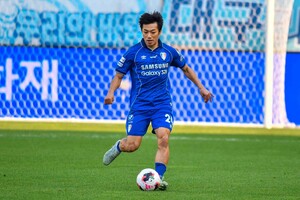 패스를 시도하는 수원삼성 고승범